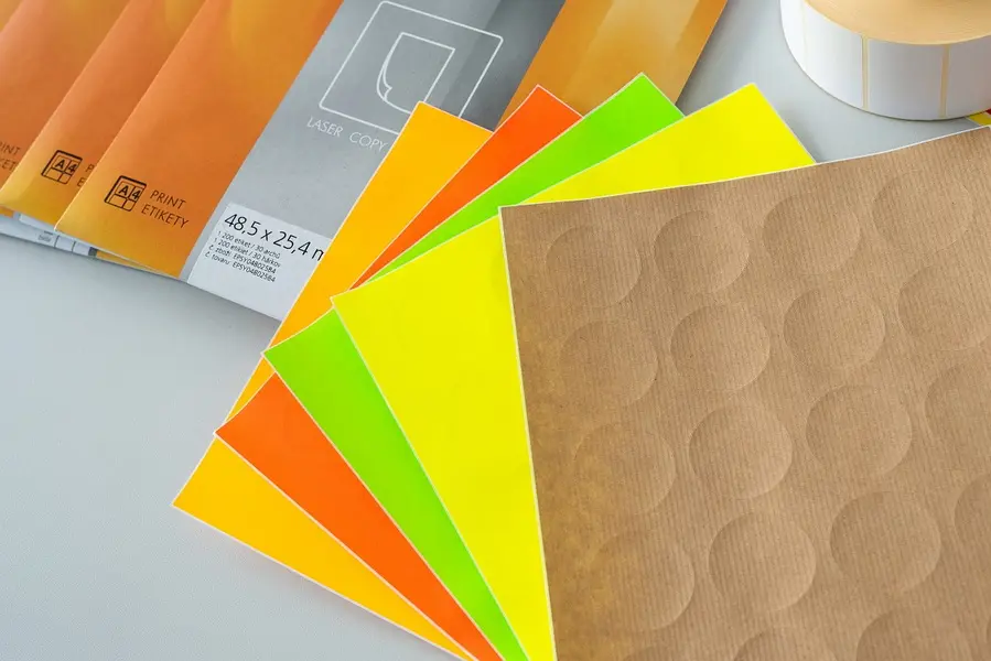 Etikety samolepicí kolečka hnědé 20ks