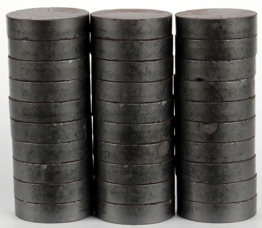 Magnety 20 mm 30 ks černé