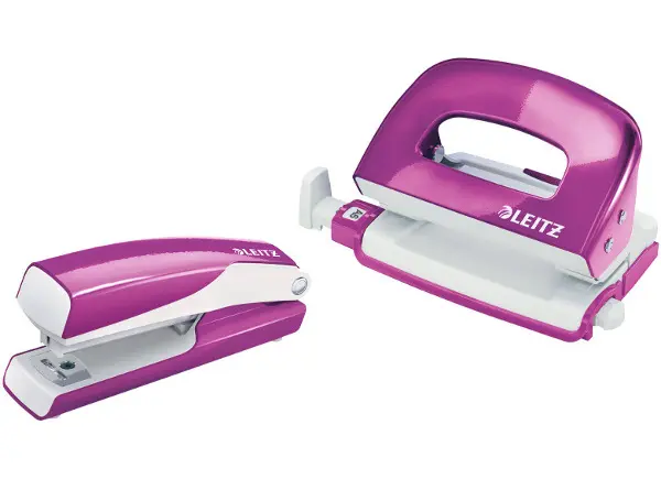Sešívačka a děrovačka mini Leitz Wow fialová