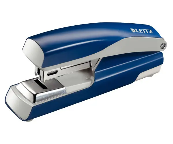 Sešívačka 5505 Leitz modrá s plochým sešíváním 30 listů